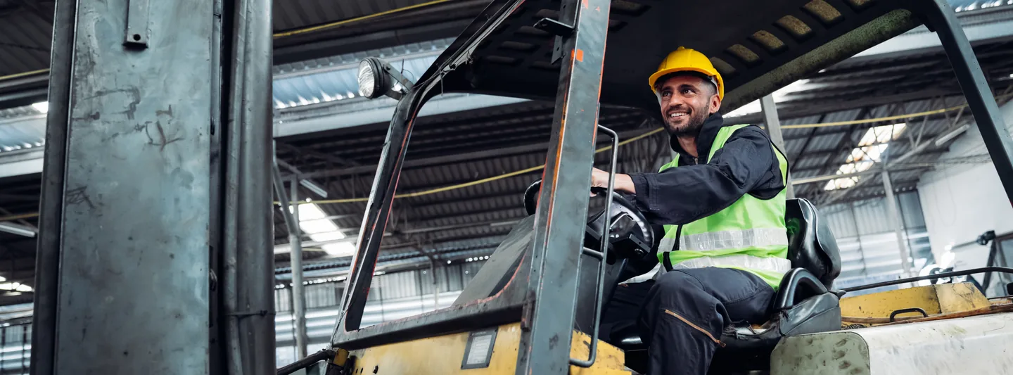 Operador de empilhadeira no ambiente de trabalho